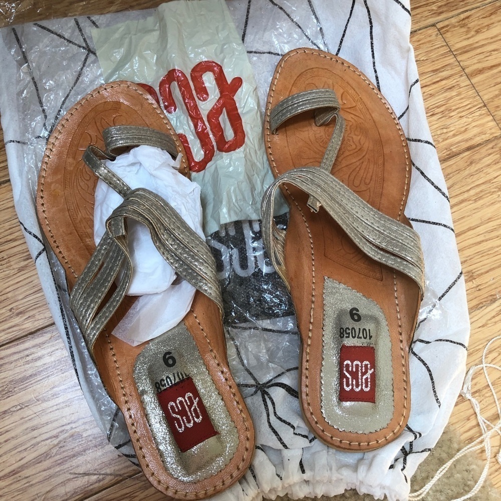 Brand New ecs  sandals 9 gold small heel